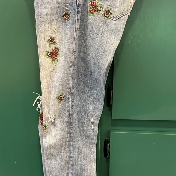 GUESS! - Picture 7 of 7